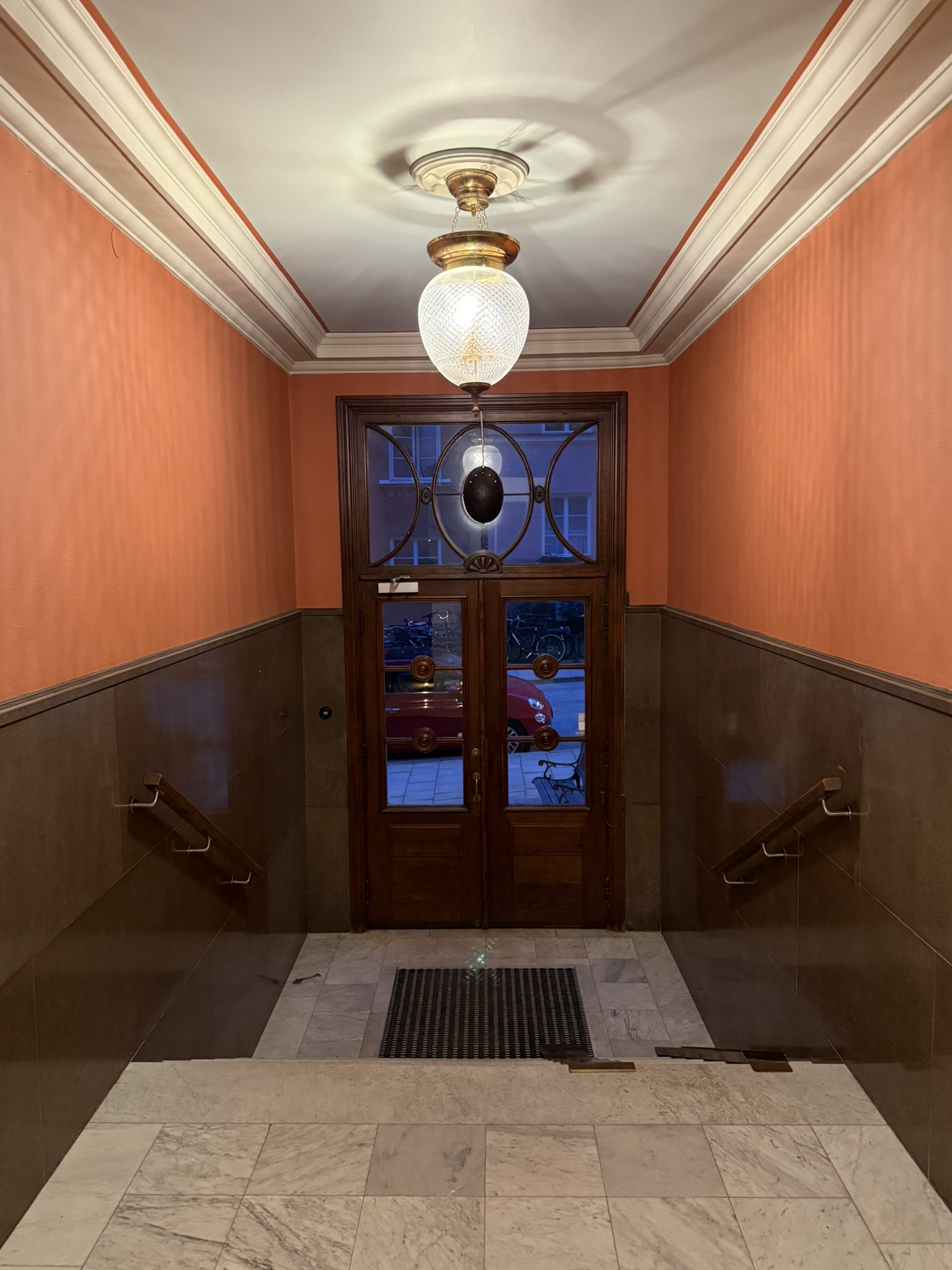 Entrén till trapphuset på Robert Almströmsgatan 4